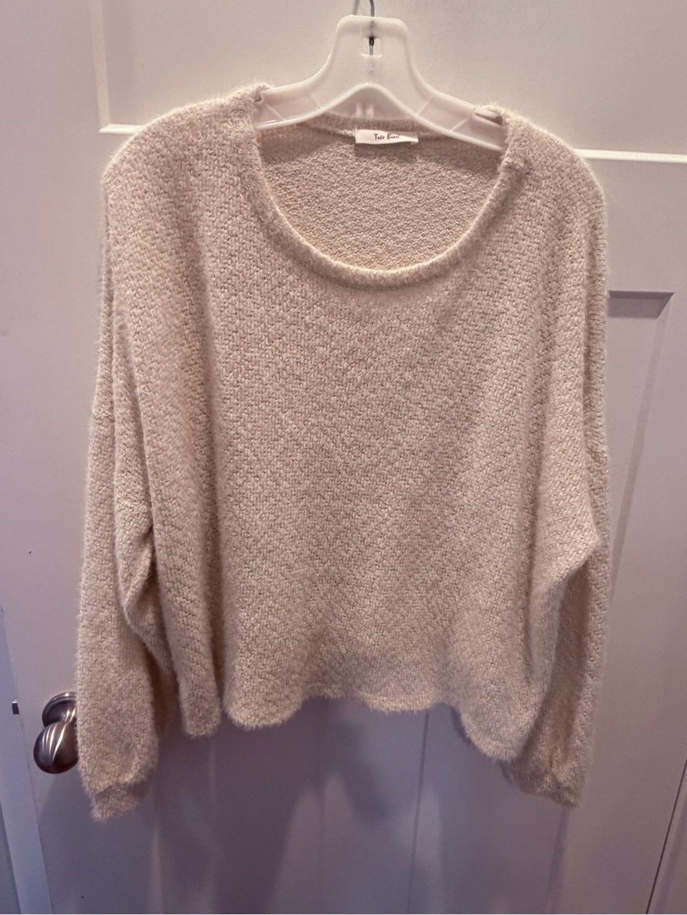 Tres Bien Fuzzy Boucle Sweater Medium Beige Oatmeal Soft Cozy Eyelash Pullover